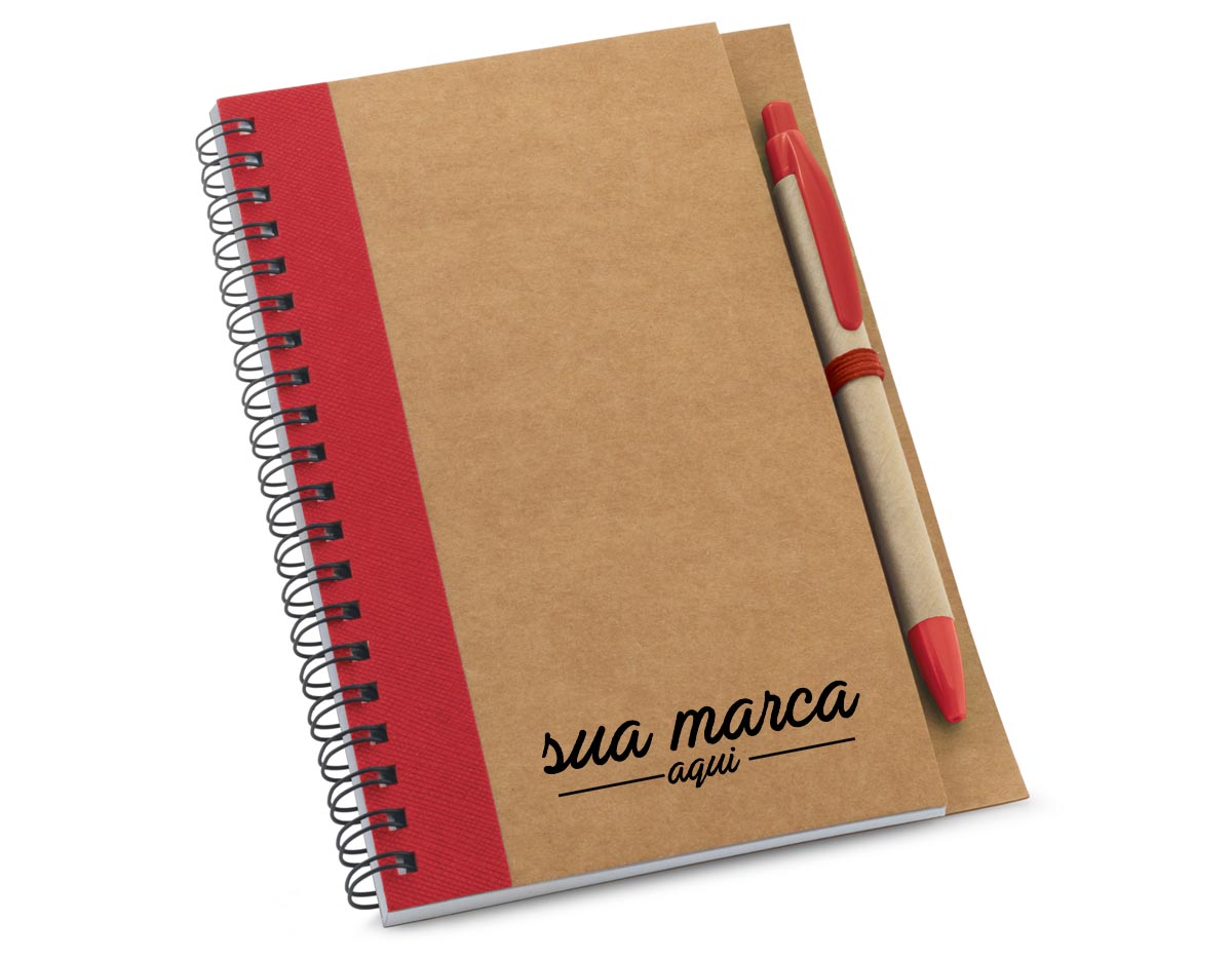 Caderno B6 espiral de capa dura em cartão, com 120 páginas lisas em papel reciclado e suporte para esferográfica (inclusa). 