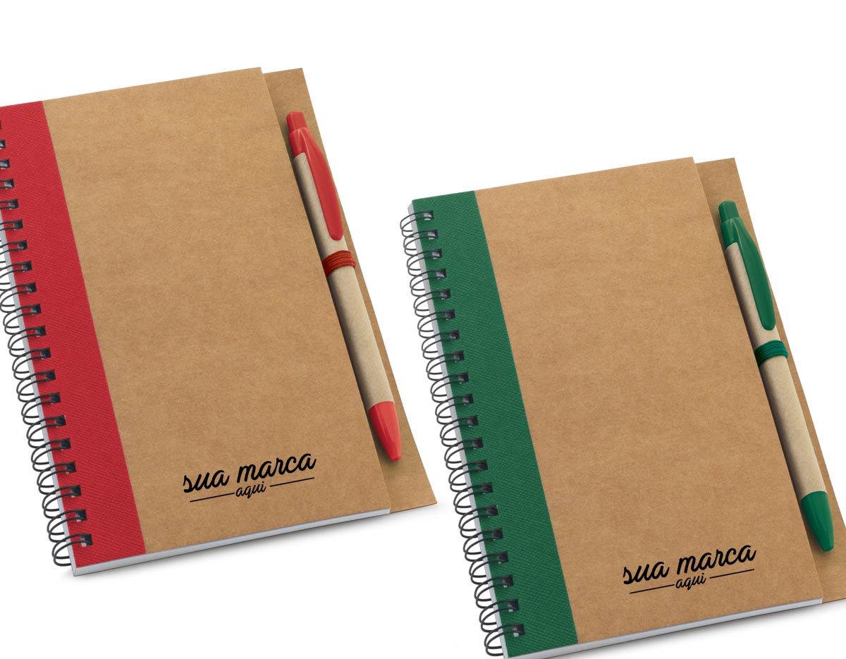 Caderno B6 espiral de capa dura em cartão, com 120 páginas lisas em papel reciclado e suporte para esferográfica (inclusa). 