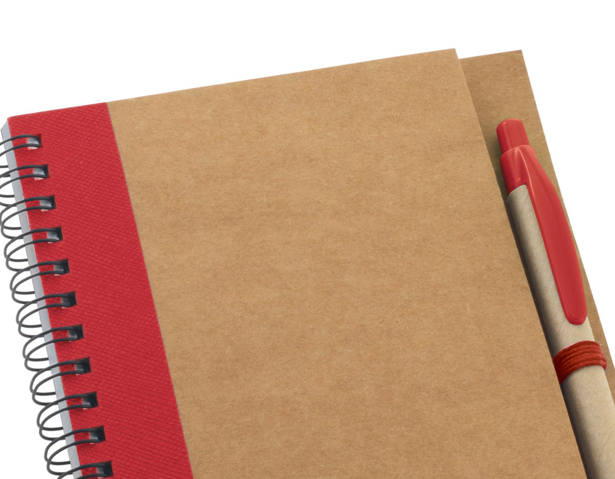 Caderno B6 espiral de capa dura em cartão, com 120 páginas lisas em papel reciclado e suporte para esferográfica (inclusa). 