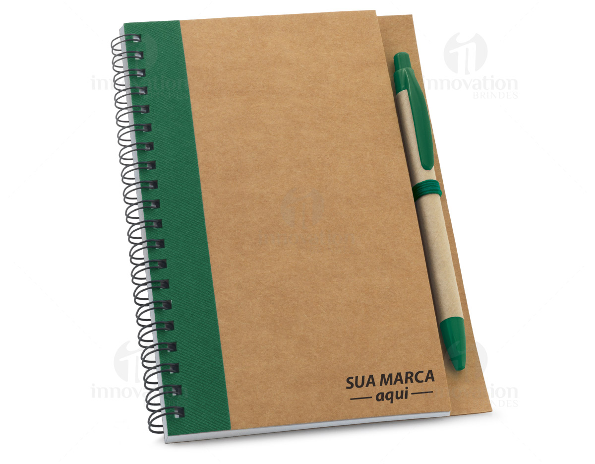 Caderno B6 espiral de capa dura em cartão, com 120 páginas lisas em papel reciclado e suporte para esferográfica (inclusa). 