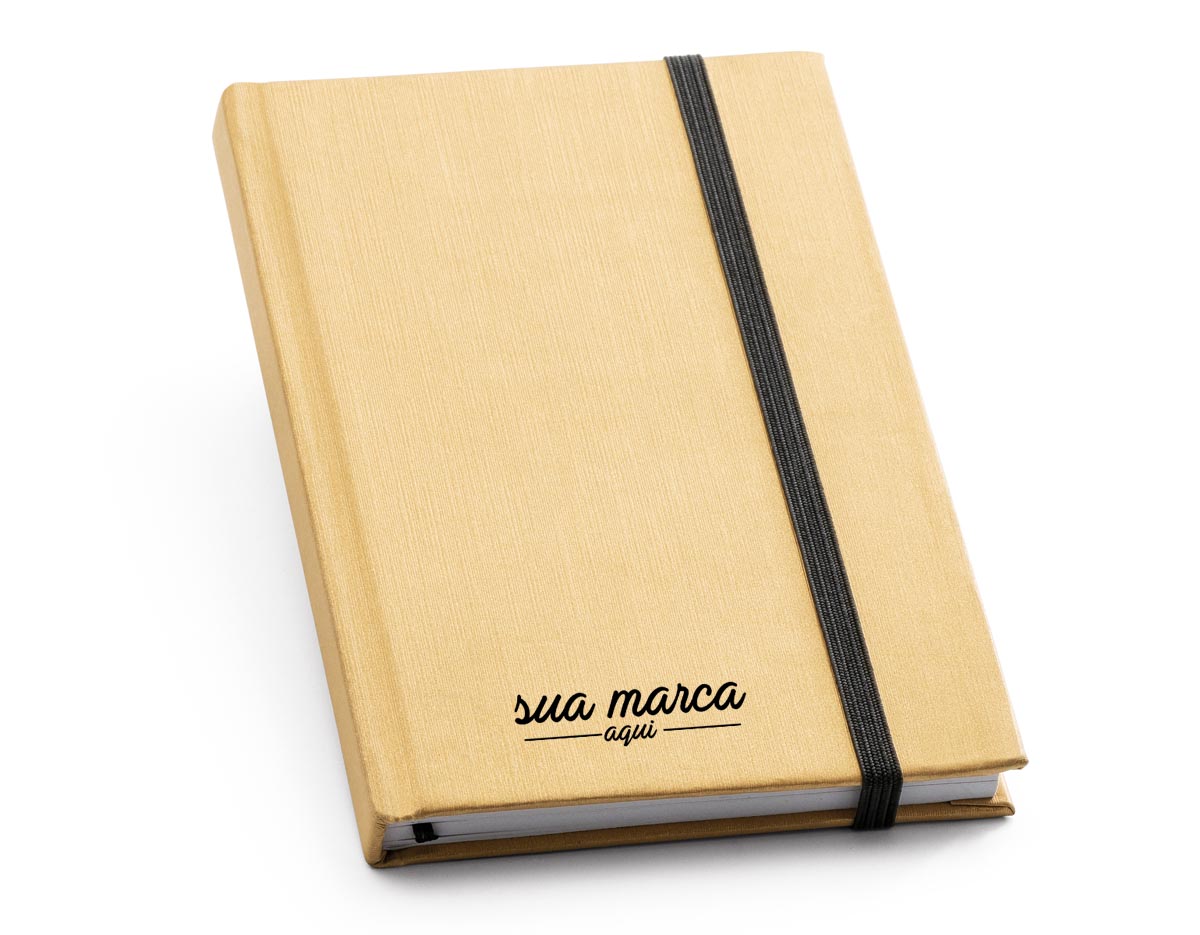 Caderno capa dura com 80 folhas na cor marfim com elástico e fita marca página. Com 80 folhas pautadas.