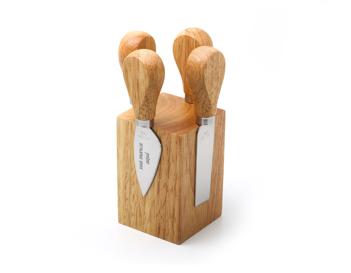 Kit queijo composto por faca reta, faca com ponta, espátula e garfo inox em uma base de madeira com ímãs.
