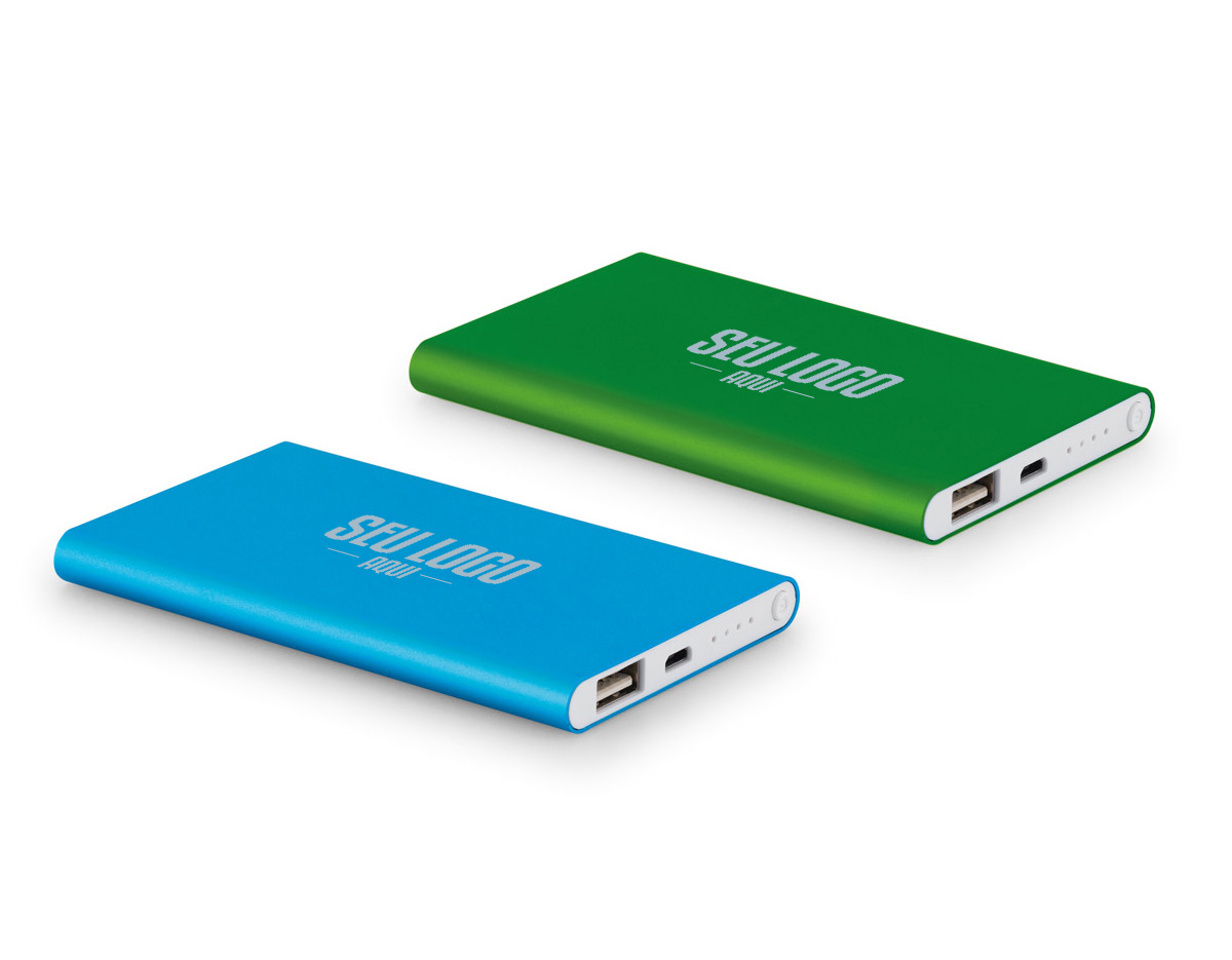 Bateria portátil slim em alumínio 100% reciclado. Bateria de lítio com capacidade de 4.000 mAh, tempo de vida = 500 ciclos e com saída USB-A. Incluso cabo USB para carregar a bateria. Fornecida em caixa presente de papel kraft reciclado. 