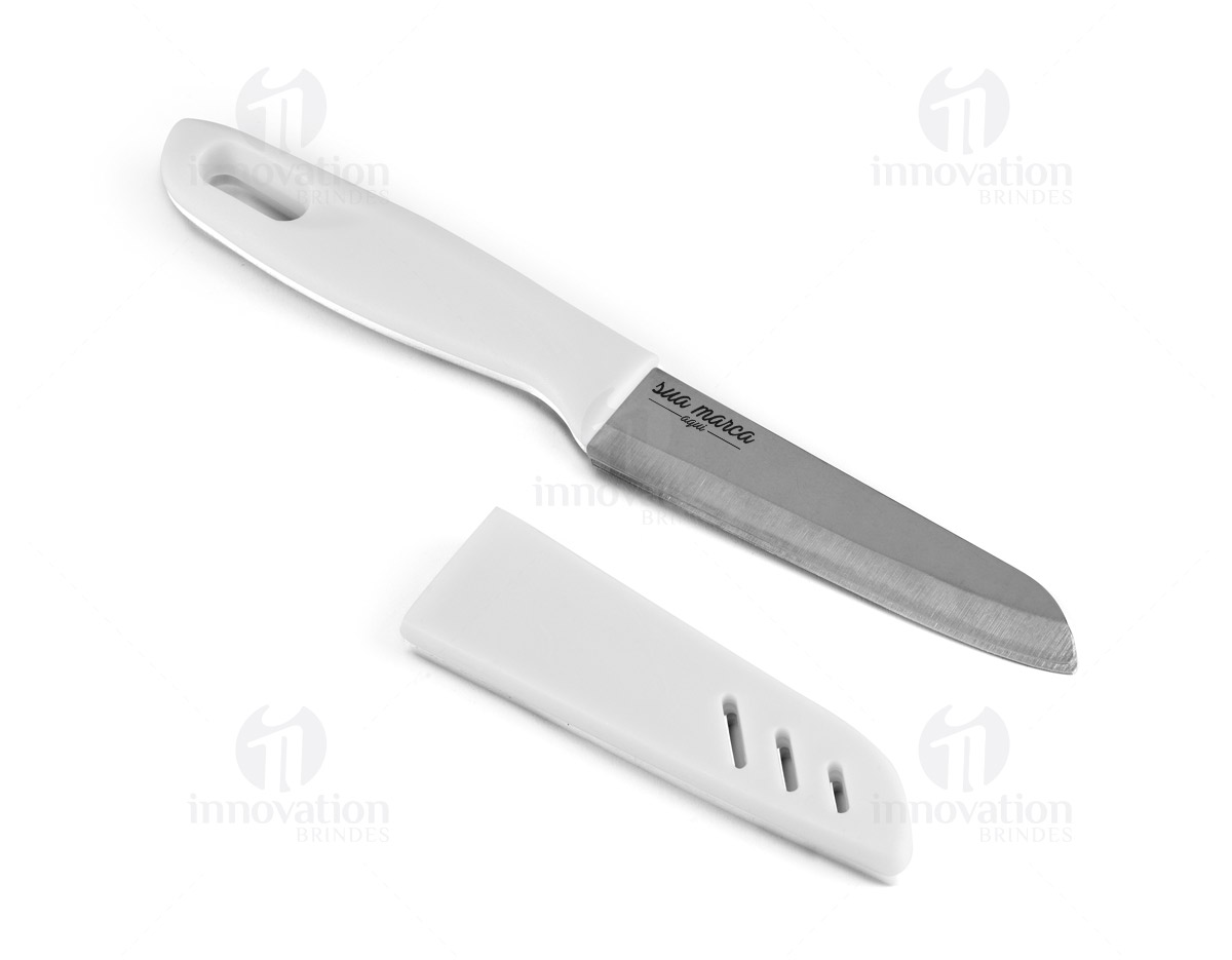 Faca de aço inox com tampa plástica protetora.