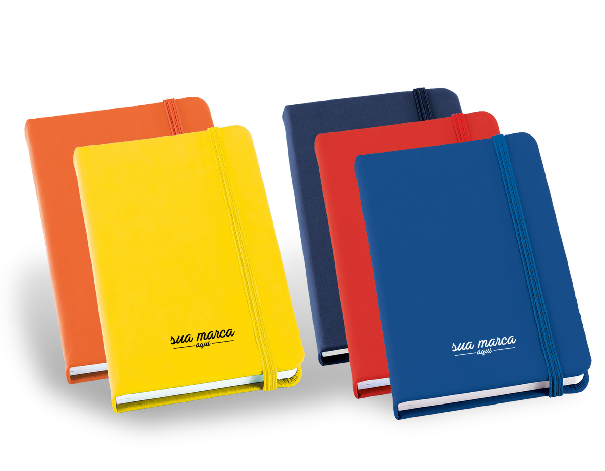 Caderno com capa dura de couro sintético. Com folhas não pautadas. Dimensões: 1.5 cm x 9 cm x 14 cm