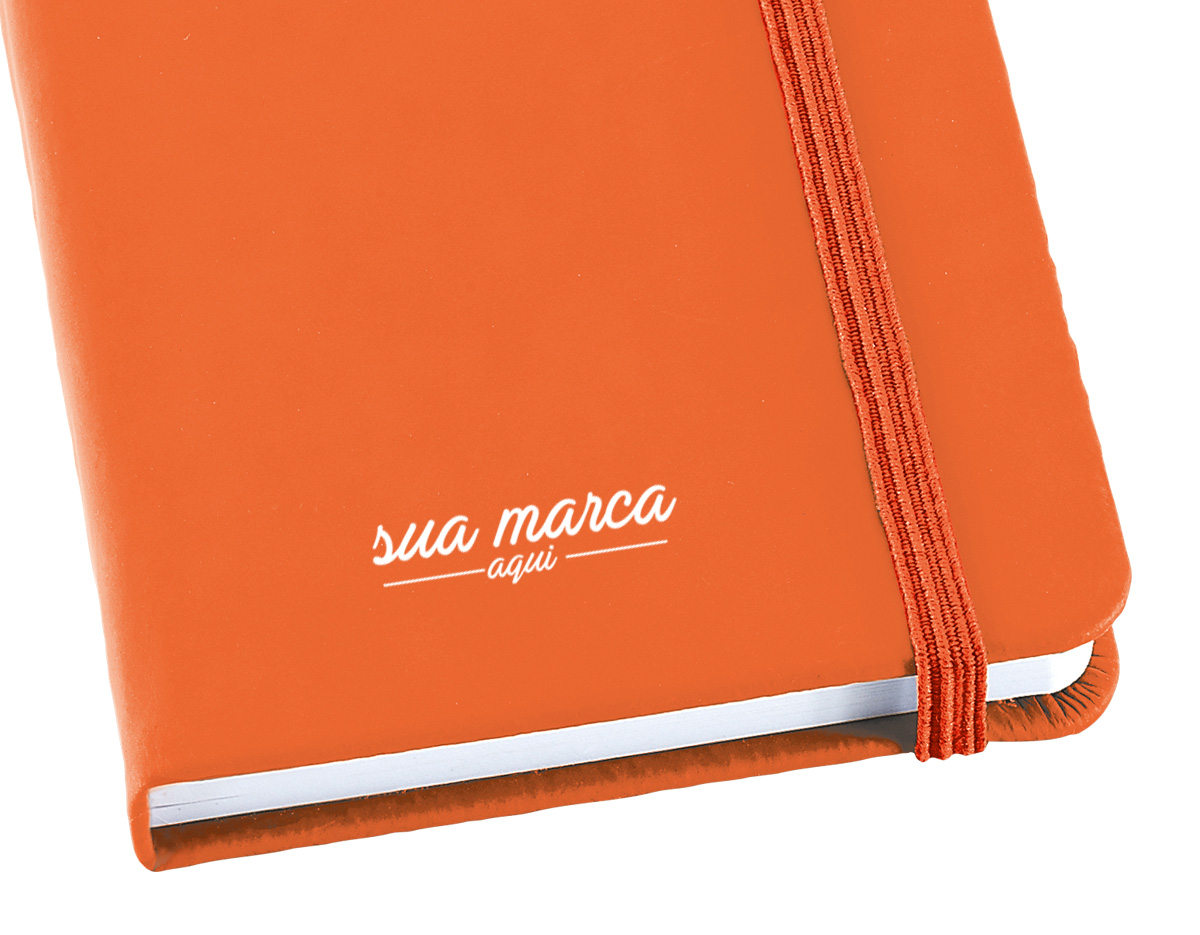 Caderno com capa dura de couro sintético. Com folhas não pautadas. Dimensões: 1.5 cm x 9 cm x 14 cm