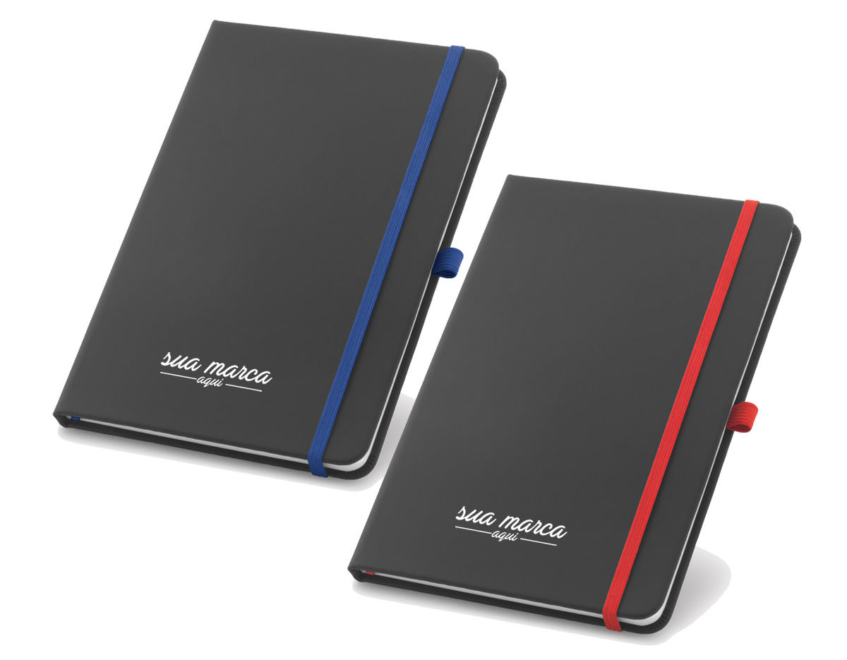 Caderno A6 com capa dura em couro sintético, ideal para anotações do dia a dia. Possui 160 páginas pautadas, fita separadora para fácil organização, elástico para fechamento seguro e suporte lateral para esferográfica (não inclusa). Compacto e elegante, mede 90 x 140 mm, sendo uma excelente opção de brinde corporativo funcional e sofisticado. (CANETA NÃO INCLUSA).