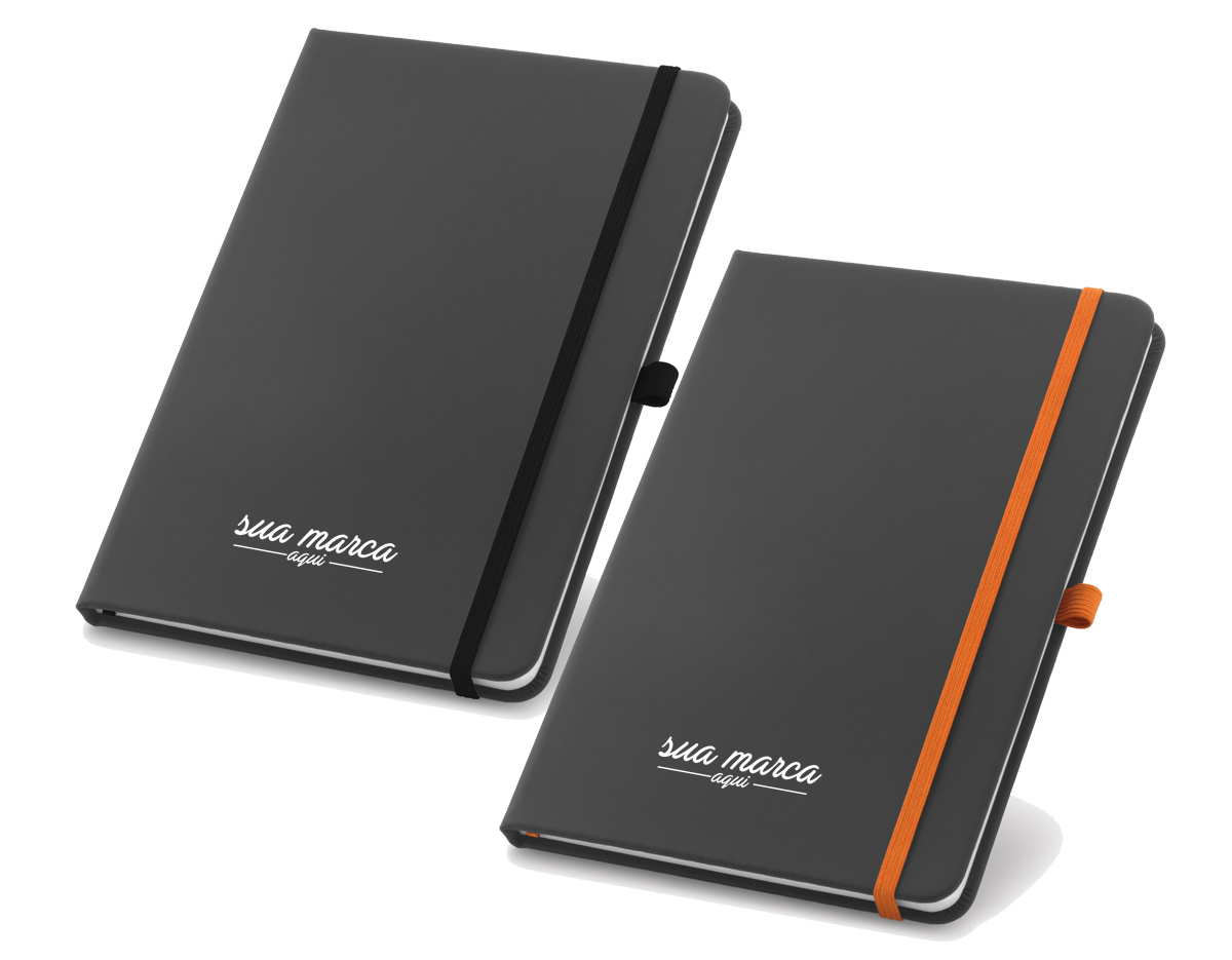 Caderno A6 com capa dura em couro sintético, ideal para anotações do dia a dia. Possui 160 páginas pautadas, fita separadora para fácil organização, elástico para fechamento seguro e suporte lateral para esferográfica (não inclusa). Compacto e elegante, mede 90 x 140 mm, sendo uma excelente opção de brinde corporativo funcional e sofisticado. (CANETA NÃO INCLUSA).