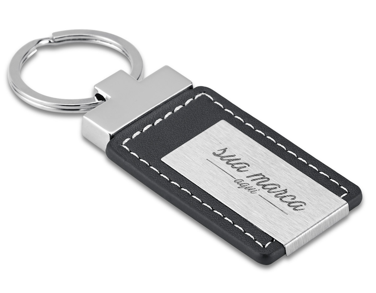 Chaveiro de couro sintético e metal. Incluso caixa.