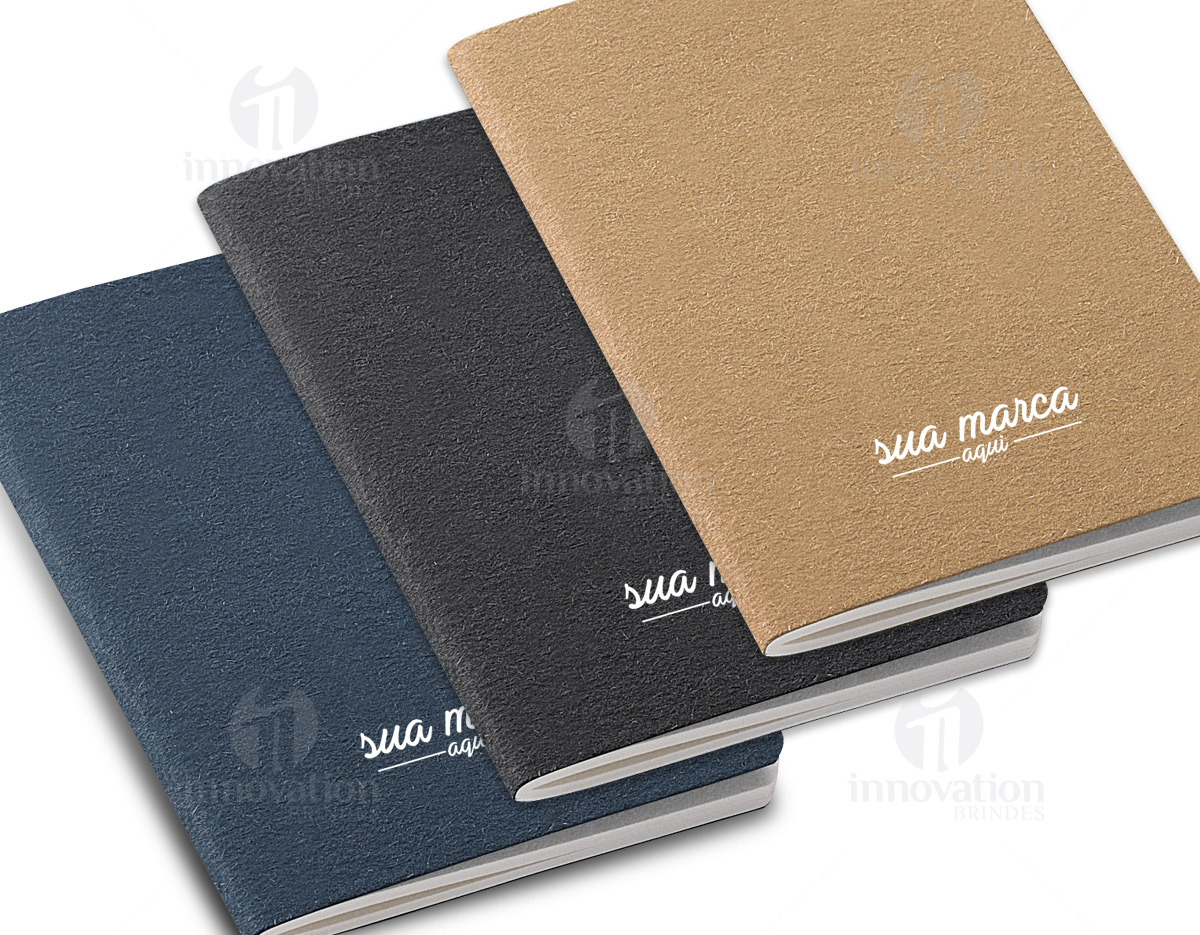 Caderno B7 com 30 folhas não pautadas de papel reciclado e capa em cartão. 93 x 125 mm