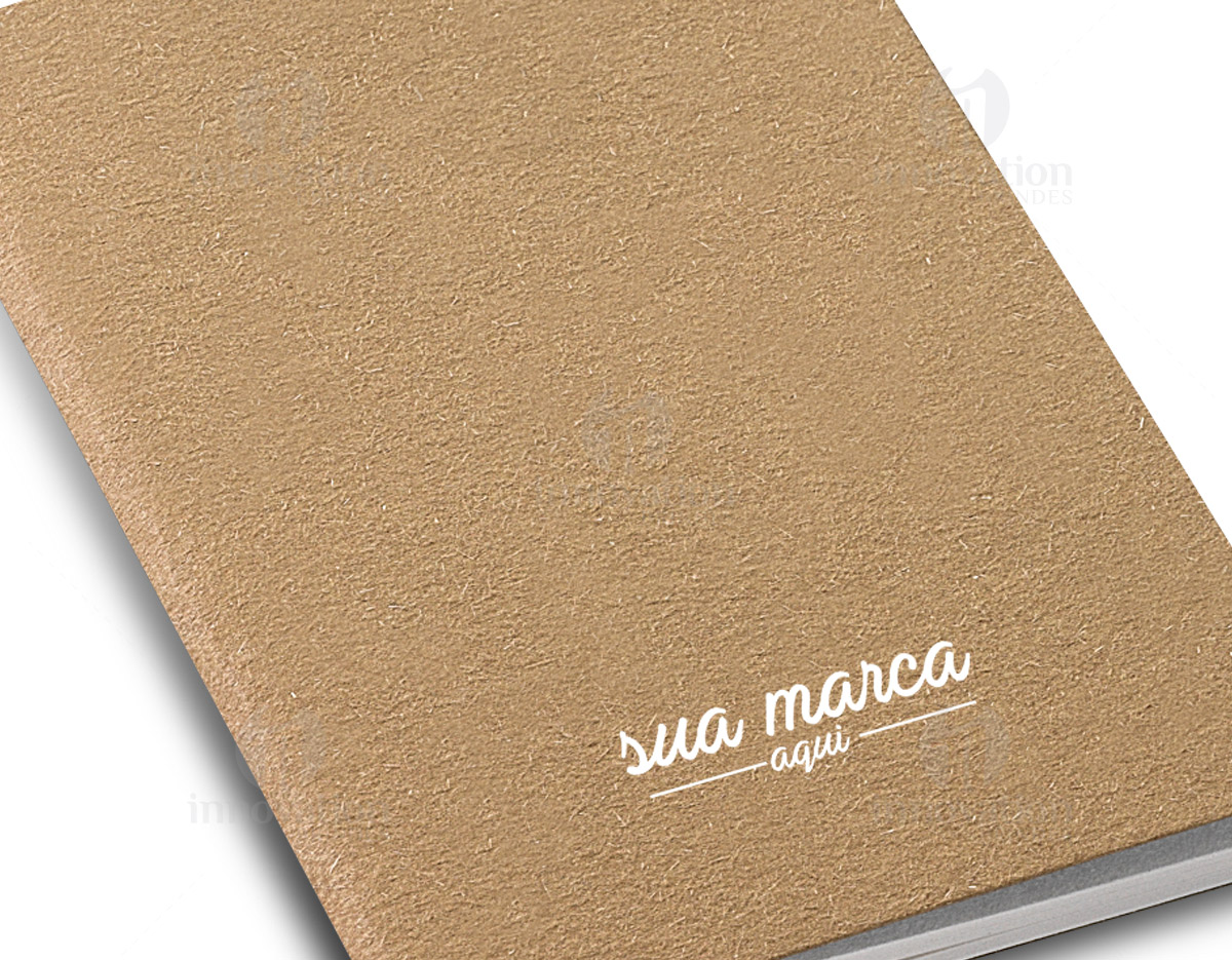 Caderno B7 com 30 folhas não pautadas de papel reciclado e capa em cartão. 93 x 125 mm