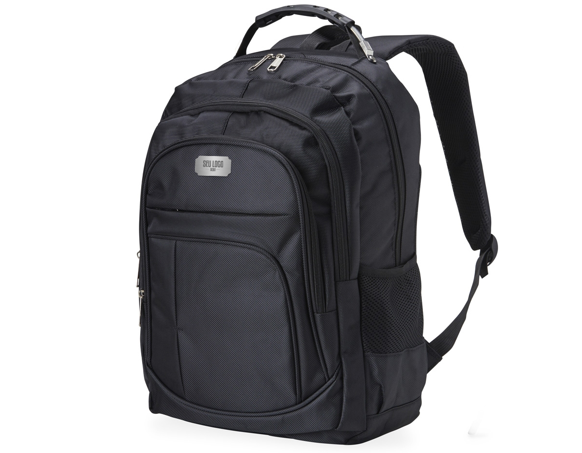 Mochila de nylon com capacidade de 30 litros, composta por quatro compartimentos, incluindo bolso interno acolchoado para notebook de até 15,6". Possui bolsos laterais em malha, duas alças de mão e parte traseira com revestimento espumado para maior conforto. 