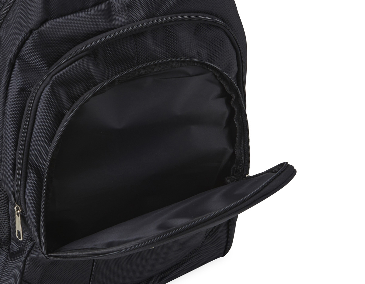 Mochila de nylon com capacidade de 30 litros, composta por quatro compartimentos, incluindo bolso interno acolchoado para notebook de até 15,6". Possui bolsos laterais em malha, duas alças de mão e parte traseira com revestimento espumado para maior conforto. 