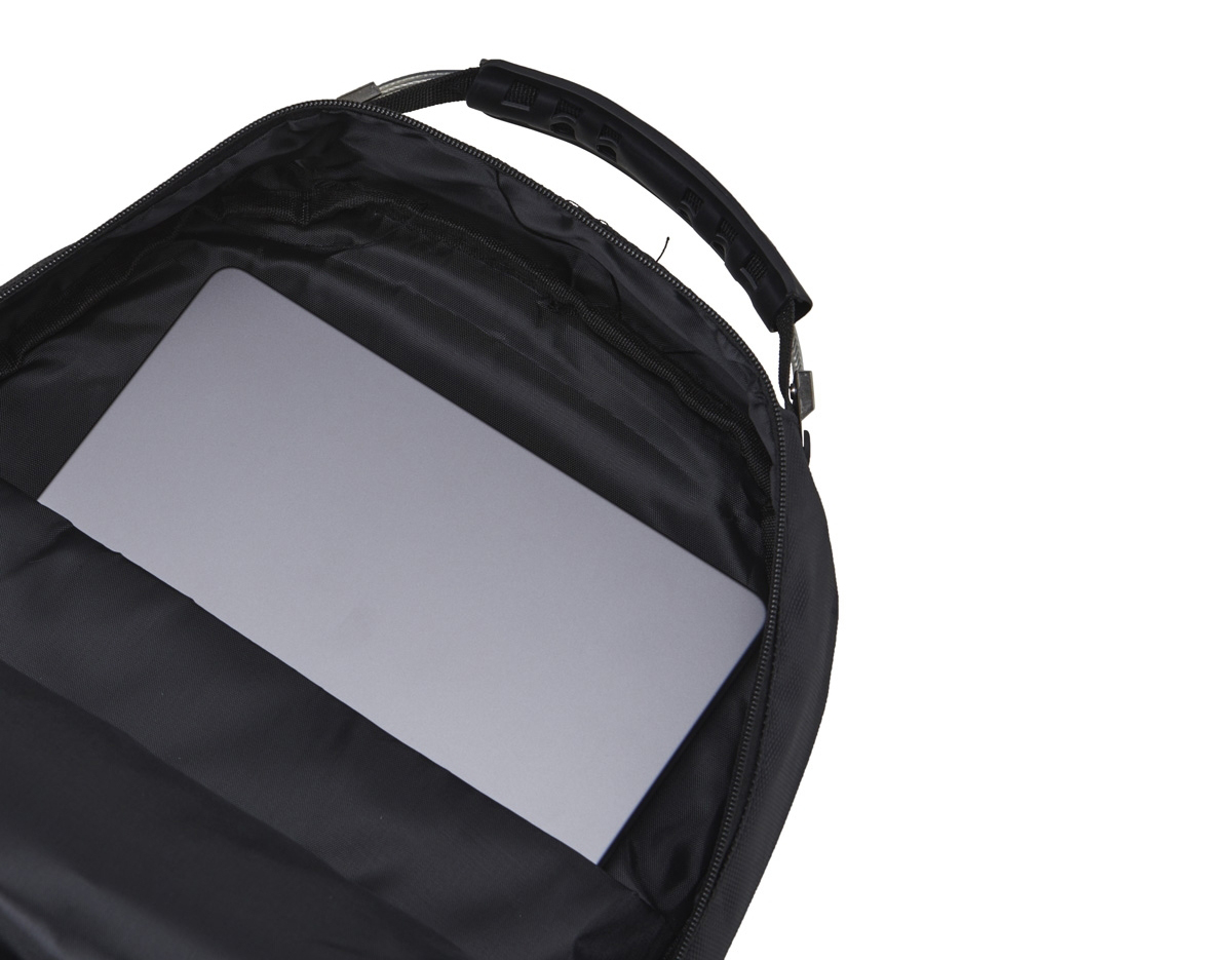 Mochila de nylon com capacidade de 30 litros, composta por quatro compartimentos, incluindo bolso interno acolchoado para notebook de até 15,6". Possui bolsos laterais em malha, duas alças de mão e parte traseira com revestimento espumado para maior conforto. 