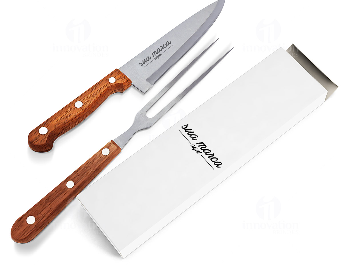 Kit churrasco 2 peças. Contém faca e garfo com cabo de madeira.