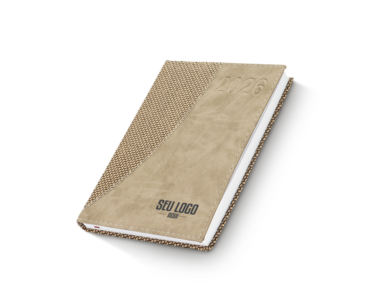 Agenda diária 2026 em couro sintético com detalhes texturizados e marca-páginas em fita de cetim. Contém páginas dedicadas a dados pessoais, agenda com miolo permanente.. 