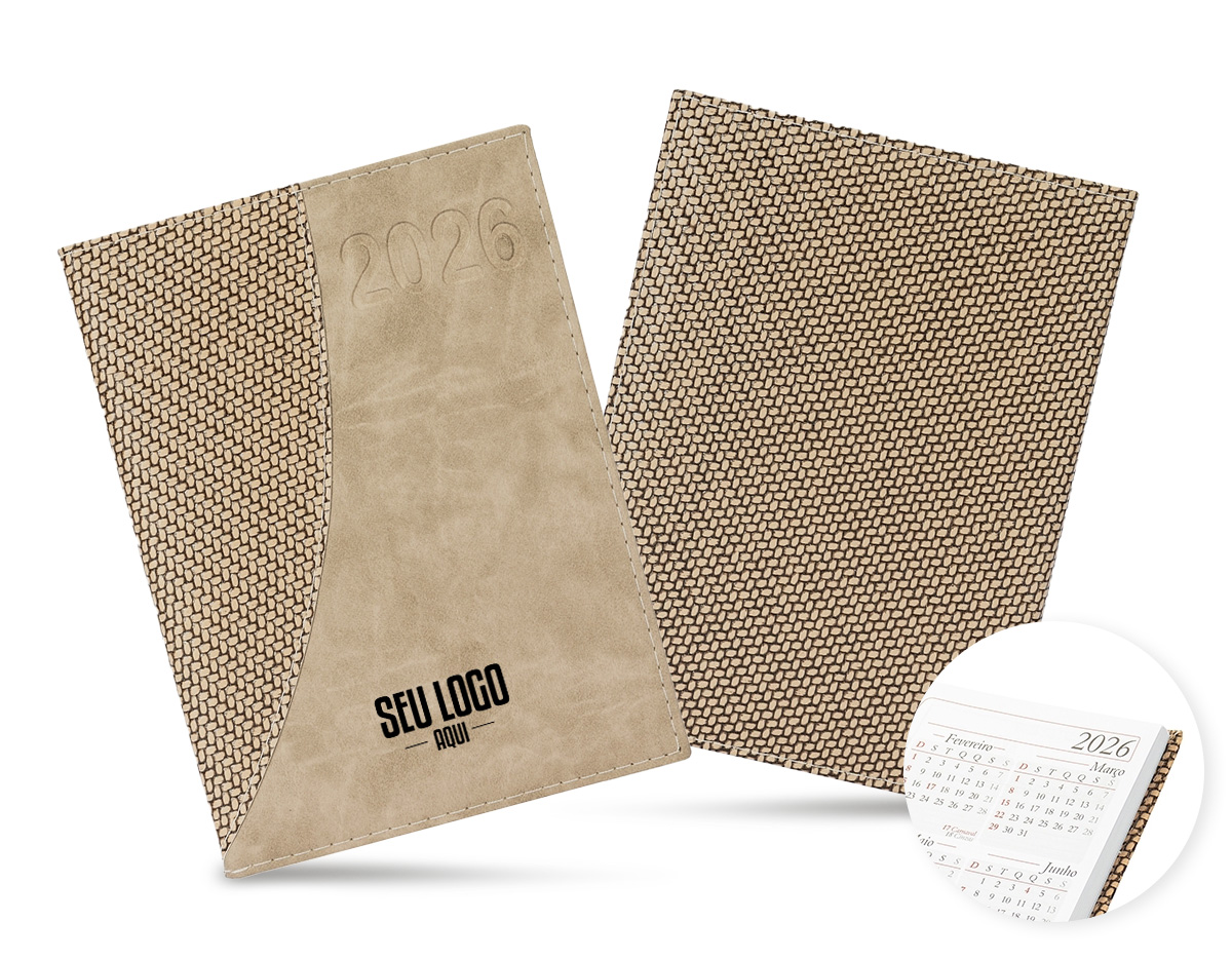 Agenda diária 2026 em couro sintético com detalhes texturizados e marca-páginas em fita de cetim. Contém páginas dedicadas a dados pessoais, agenda com miolo permanente.. 