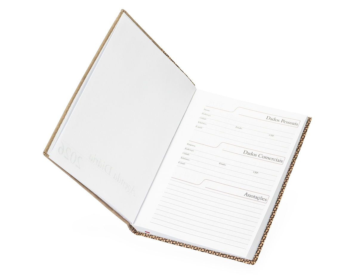 Agenda diária 2026 em couro sintético com detalhes texturizados e marca-páginas em fita de cetim. Contém páginas dedicadas a dados pessoais, agenda com miolo permanente.. 