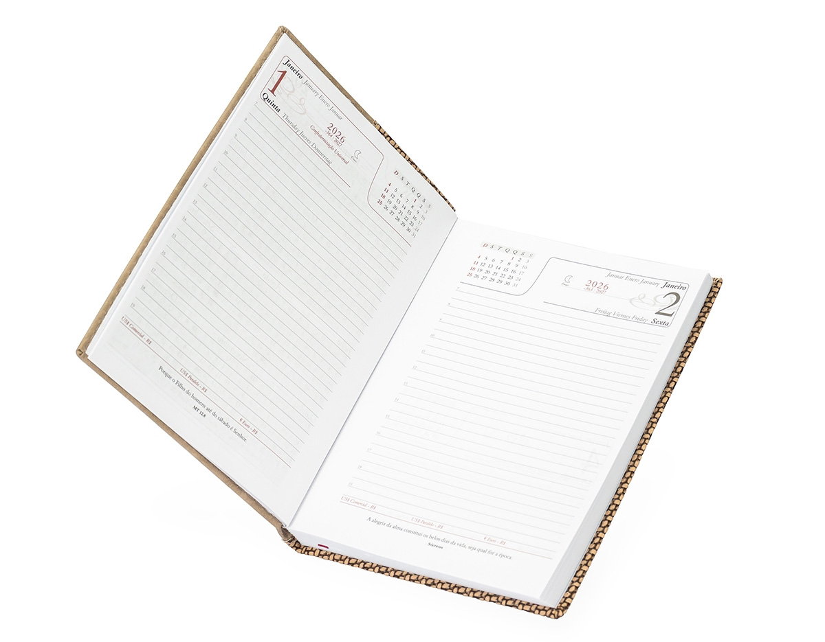 Agenda diária 2026 em couro sintético com detalhes texturizados e marca-páginas em fita de cetim. Contém páginas dedicadas a dados pessoais, agenda com miolo permanente.. 