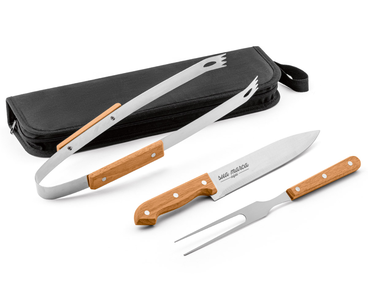 Kit churrasco em aço inox e madeira. Possui estojo de nylon de 210D e 3 peças.