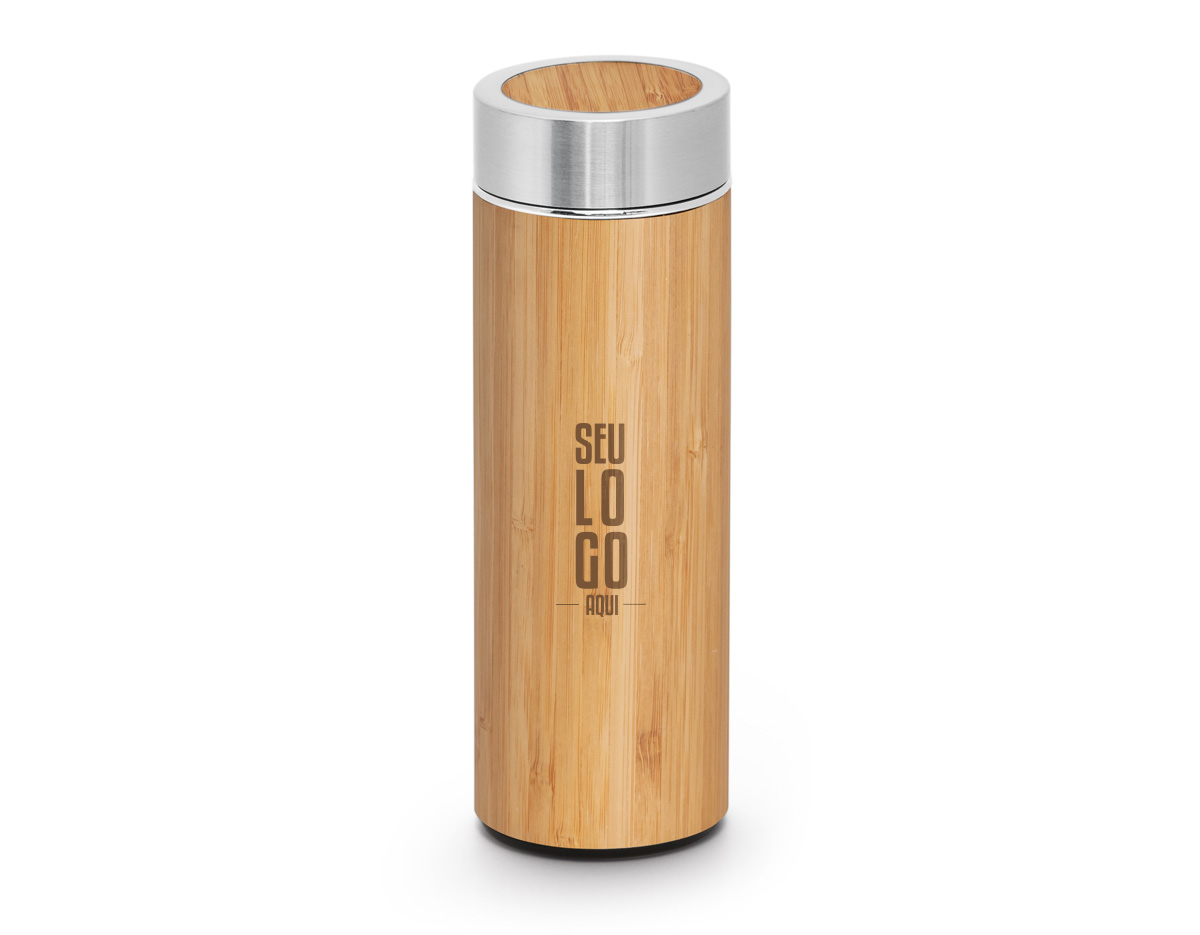 Garrafa térmica em bambu e aço inox. Com parede dupla e com proteção térmica. Possui infusor para chá.  