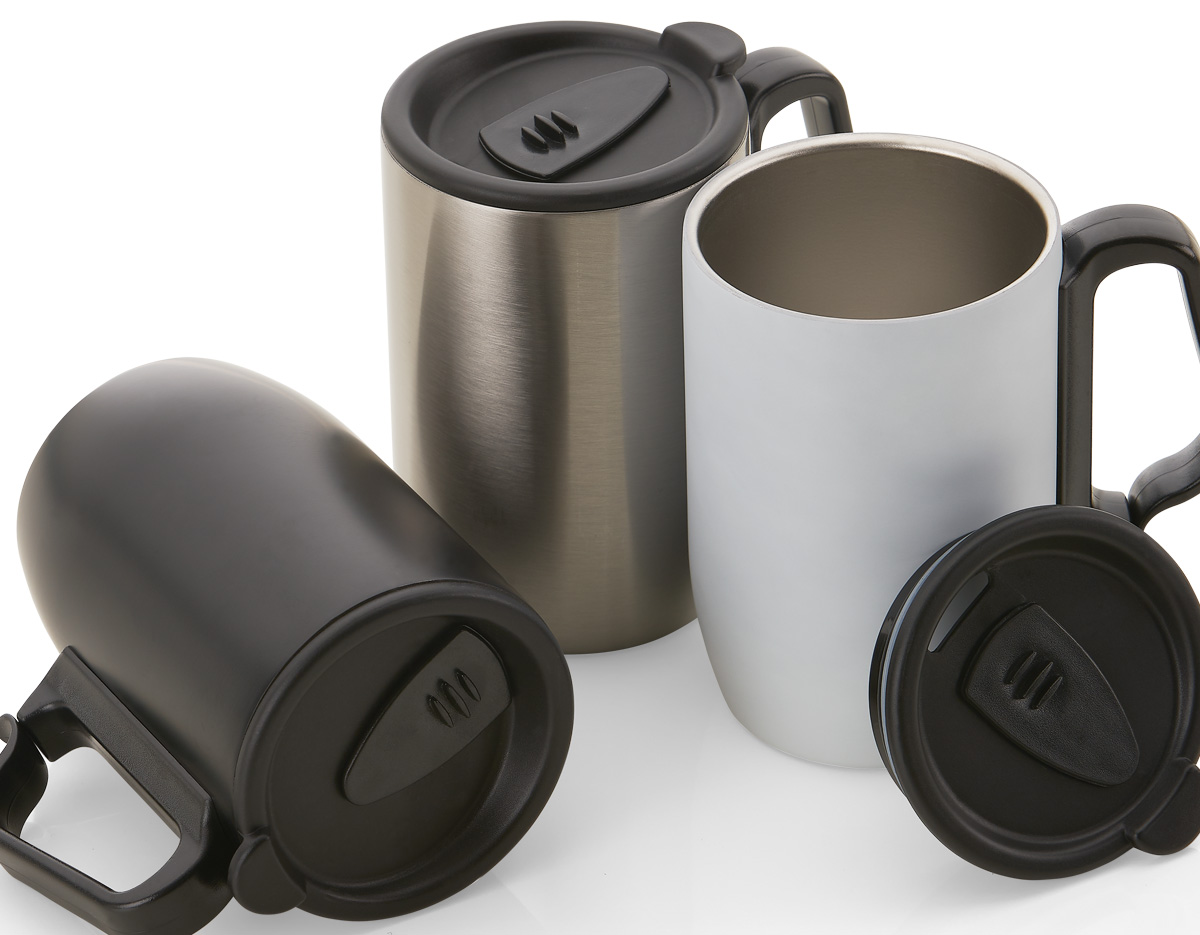 Caneca em aço inox parede dupla e   alça de mão plástica tipo mosquetão. Conserva temperatura por algumas horas. Possui tampa com vedação e base de apoio em EVA.