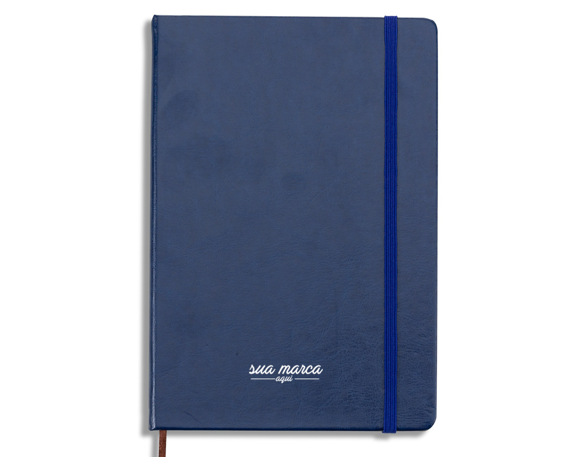 Caderneta tipo moleskine couro sintético, marcador de página em cetim e fita elástica para fechar. Contém aproximadamente 78 folhas amareladas sem pauta.