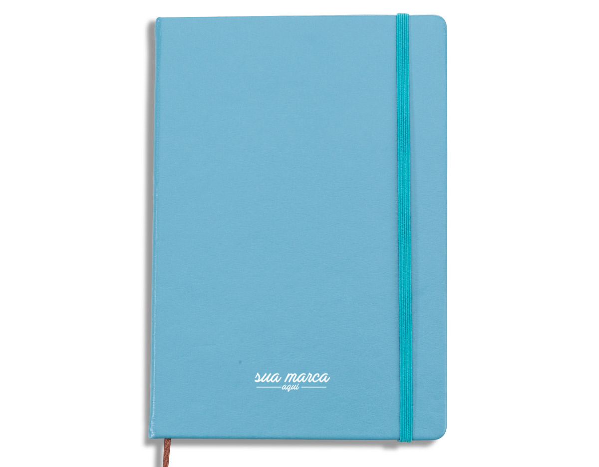 Caderneta tipo moleskine couro sintético, marcador de página em cetim e fita elástica para fechar. Contém aproximadamente 78 folhas amareladas sem pauta.