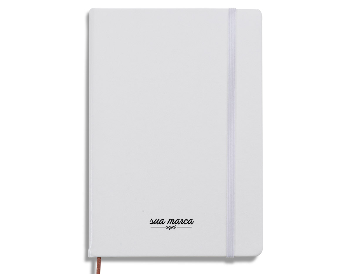 Caderneta tipo moleskine couro sintético, marcador de página em cetim e fita elástica para fechar. Contém aproximadamente 78 folhas amareladas sem pauta.