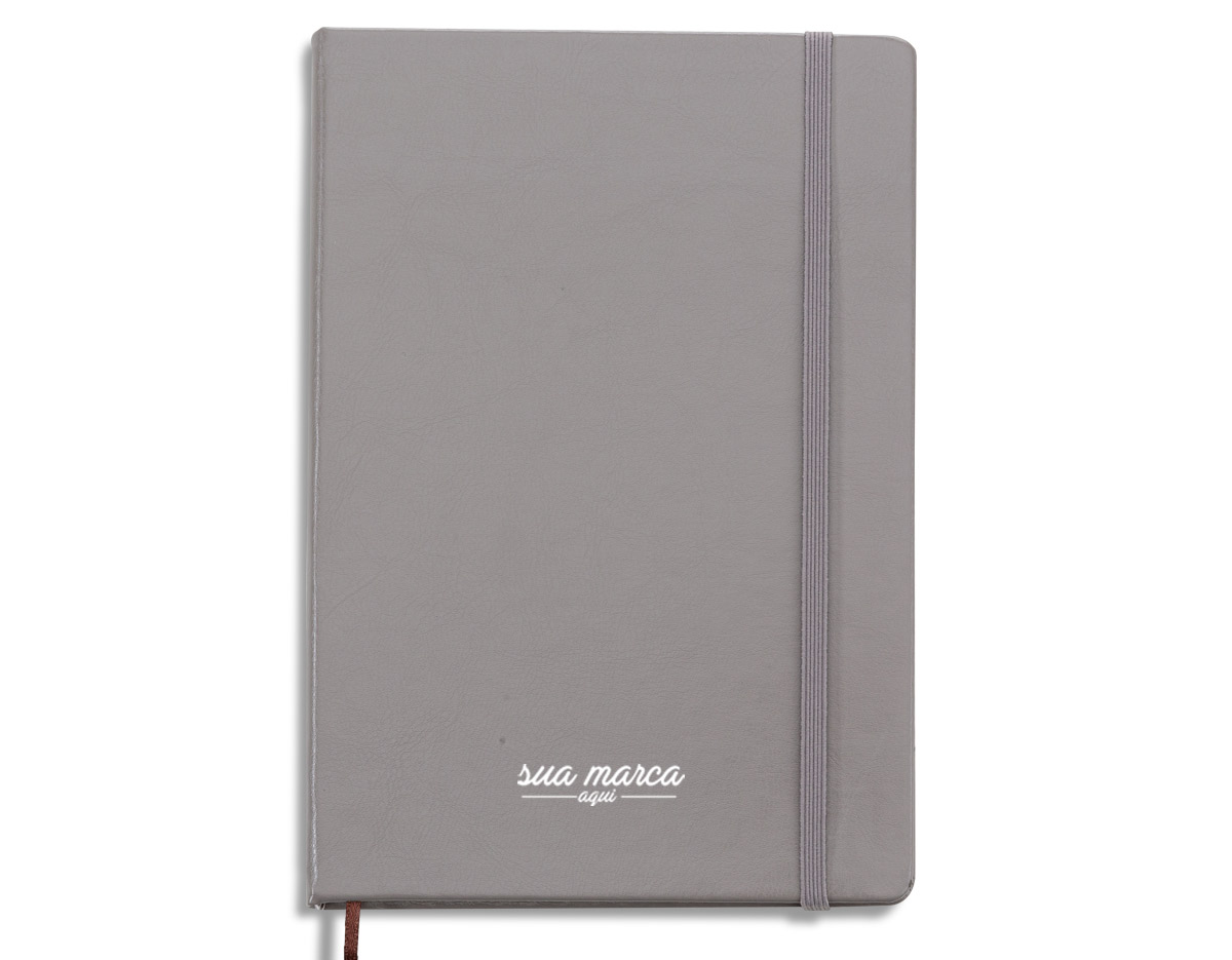 Caderneta tipo moleskine couro sintético, marcador de página em cetim e fita elástica para fechar. Contém aproximadamente 78 folhas amareladas sem pauta.