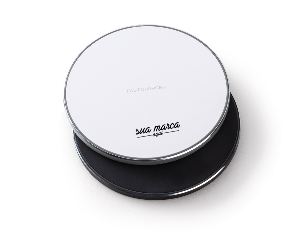 Carregador wireless por indução. Produzido em material plástico, o carregador possui antiderrapantes de silicone na parte inferior. Para desfrutar do carregamento por indução (sem fio) é fundamental que o celular possua a tecnologia QI – desta maneira é possível carregar o celular posicionando-o sob carregador, sendo necessário apenas necessário conectar o carregador à uma fonte de energia (USB ou diretamente na tomada). O carregador wireless possui a tecnologia de carga rápida, mas para a utilização deste modo é necessário que o celular também possua esta tecnologia, caso contrário será realizada a carga normal. O carregador possui luzes de funcionamento, quando ligado irá exibir a luz verde e ao entrar em modo de carga irá exibir uma luz azul. Acompanha cabo USB.