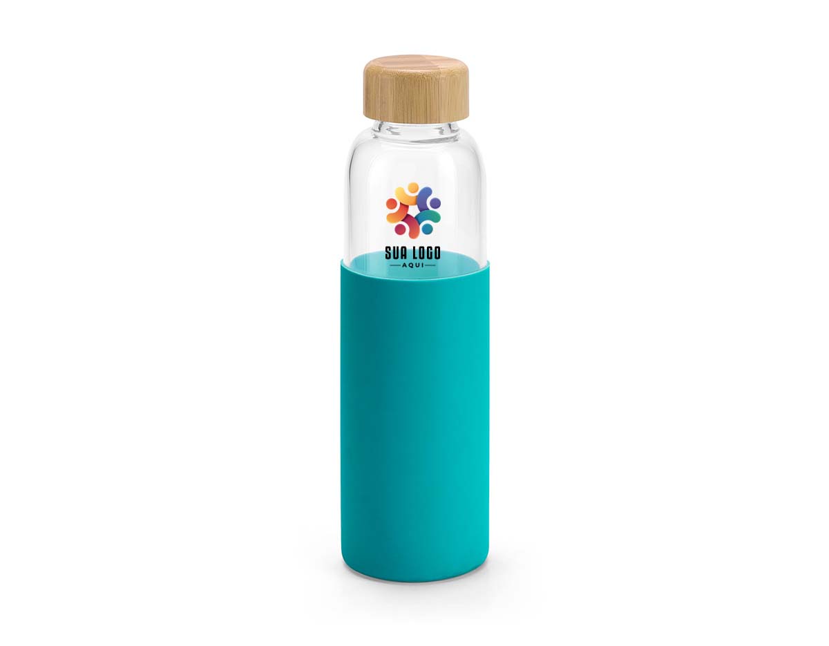 Squeeze em vidro borossilicato e com tampa em bambu. Revestido com luva em silicone que oferece uma proteção extra à sua squeeze. Capacidade até 600 mL. Fornecido em caixa presente. Certificação EU Food Grade