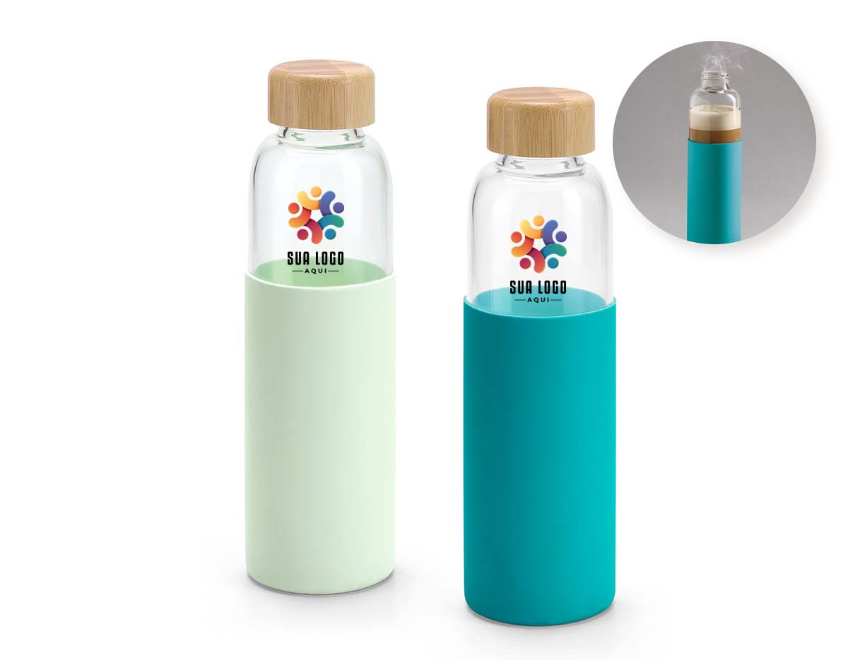 Squeeze em vidro borossilicato e com tampa em bambu. Revestido com luva em silicone que oferece uma proteção extra à sua squeeze. Capacidade até 600 mL. Fornecido em caixa presente. Certificação EU Food Grade