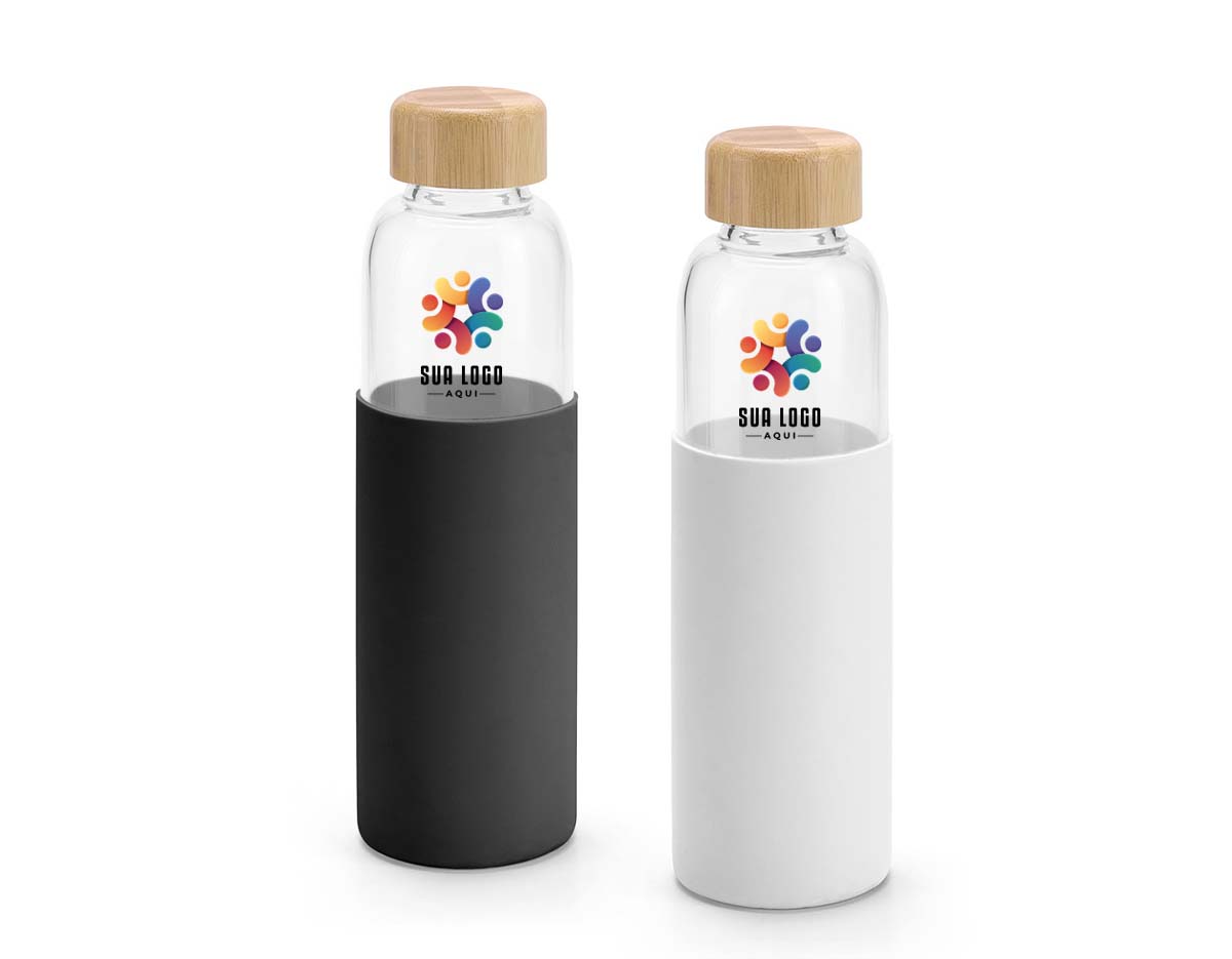 Squeeze em vidro borossilicato e com tampa em bambu. Revestido com luva em silicone que oferece uma proteção extra à sua squeeze. Capacidade até 600 mL. Fornecido em caixa presente. Certificação EU Food Grade
