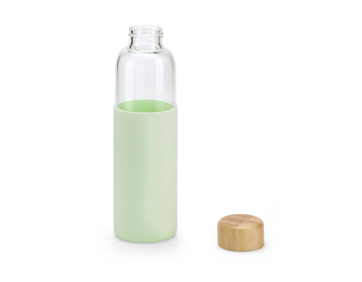 Squeeze em vidro borossilicato e com tampa em bambu. Revestido com luva em silicone que oferece uma proteção extra à sua squeeze. Capacidade até 600 mL. Fornecido em caixa presente. Certificação EU Food Grade