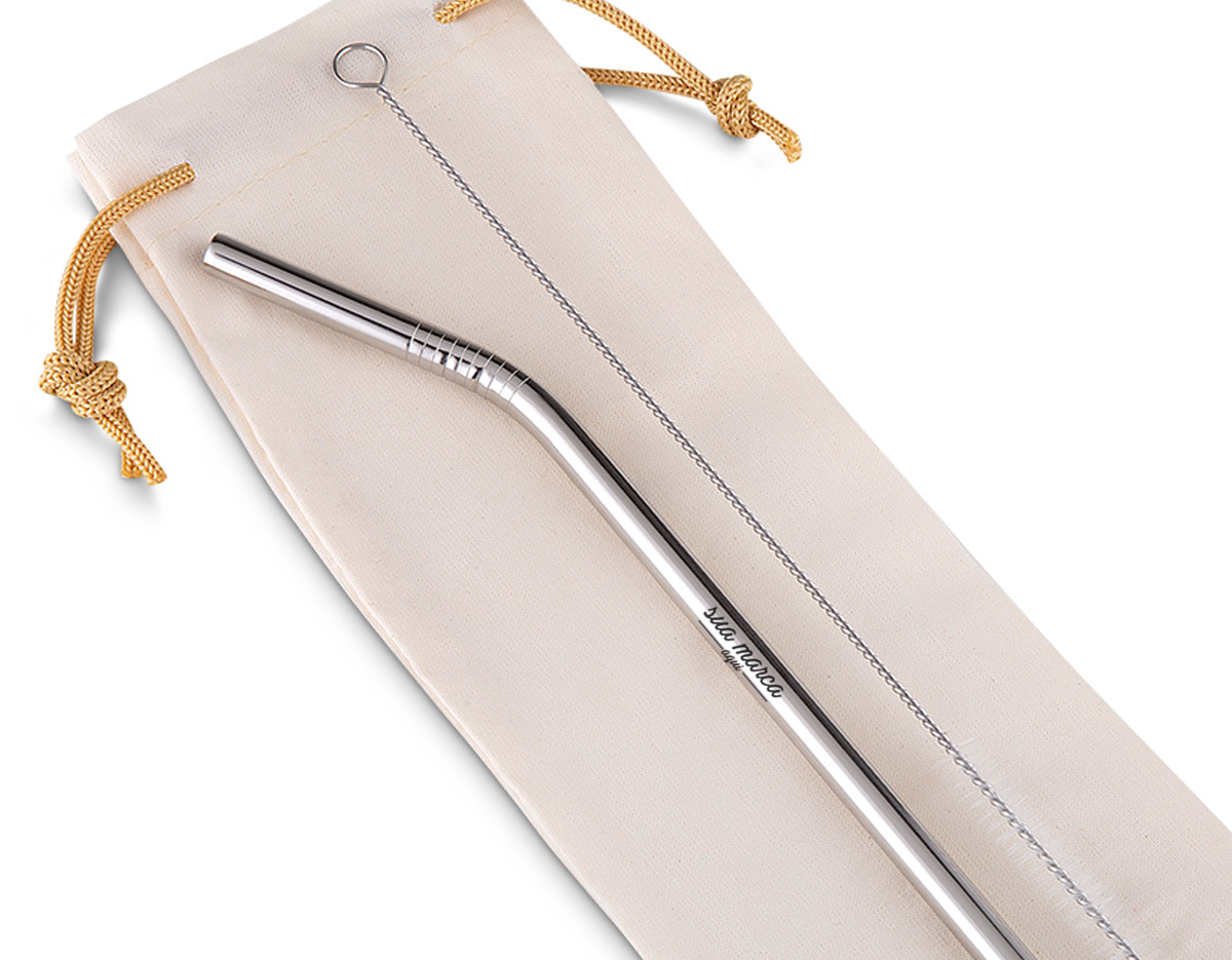 Kit canudo em aço inox com 02 peças: Canudo curvo, escova de limpeza e embalagem em saquinho de algodão.