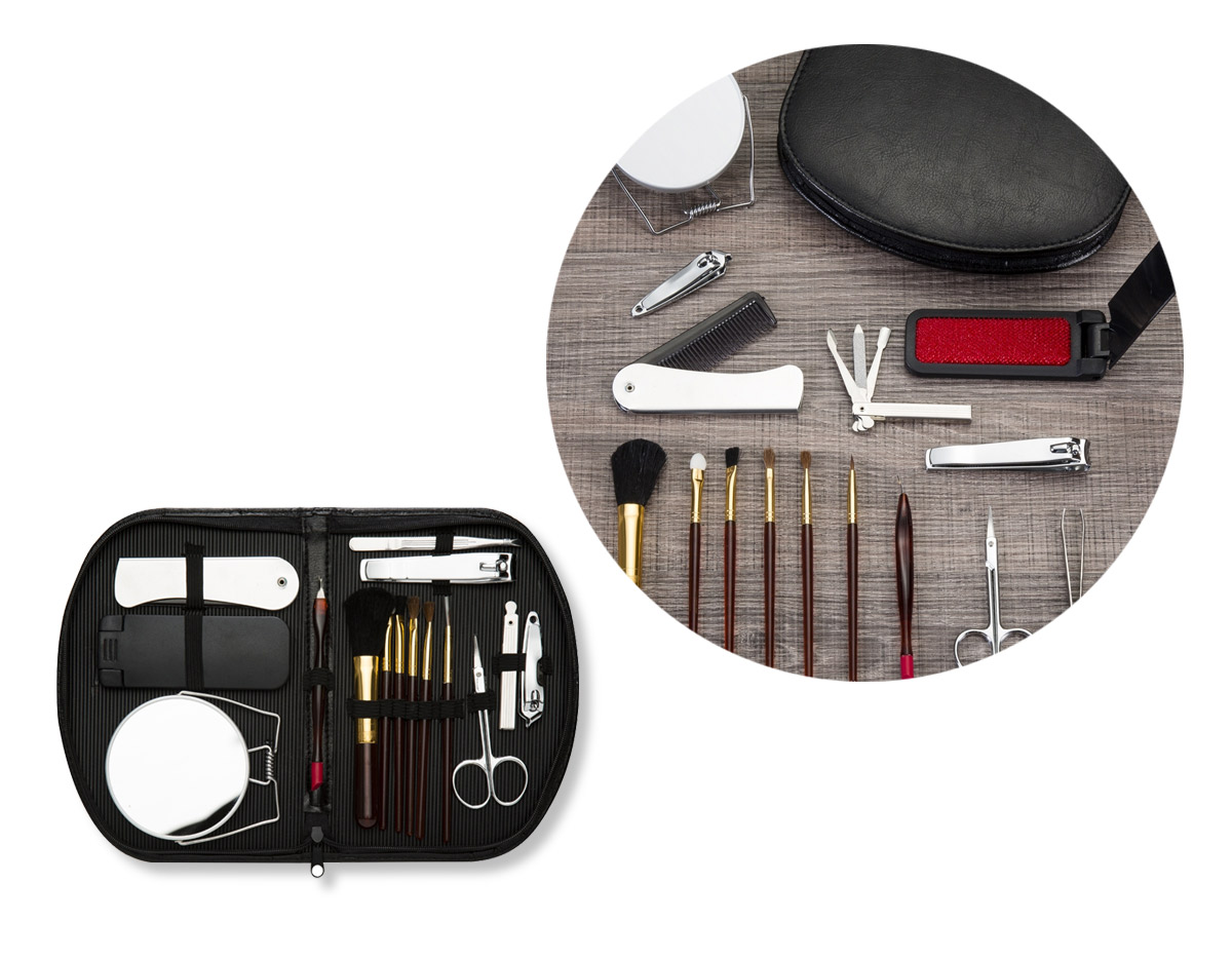 Kit manicure 15 peças em estojo de couro sintético com zíper, parte interna revestida com plástico em relevo e elástico para fixação dos itens. Possui: pente, removedor de pelos, espelho duplo, empurrador de cutícula, pinça, cortador de unha, tesoura, mini kit unha 3 em 1(empurrador de cutícula, lixa, limpador de unha), cortador de cutícula e 6 pincéis: blush, sombra, esfumador, côncavo, batom e pente para sobrancelhas.
