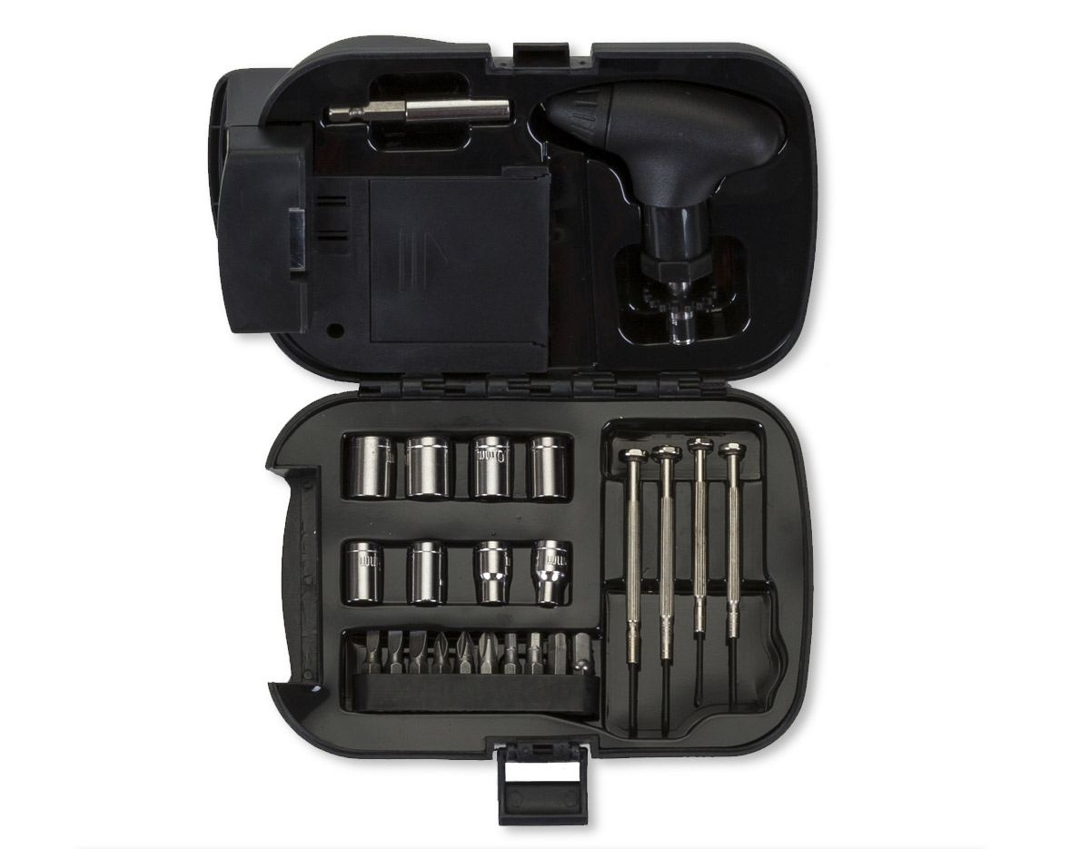 Kit ferramenta 24 peças em estojo plástico com lanterna. Possui extensor para chave de boca, chave com catraca reversível, conjunto com 8 extensores bocais(5MM, 6MM, 7MM, 8MM, 9MM, 10MM, 11MM E 12MM), 2 mini chaves fenda, 2 mini chaves Philips e conjunto com 10 pontas(3 chaves fenda, 3 chaves phillips, 3 chaves torx e um adaptador). Lanterna utiliza 4 pilhas AA(não acompanha), possui botão liga/desliga na alça do estojo.