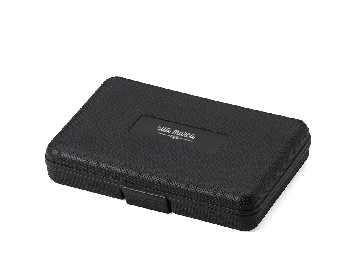 Kit ferramenta 11 peças em estojo plástico. Maleta plástica com detalhe retangular no centro frontal e verso com o detalhe na lateral inferior, possui texturização no estojo e uma trava superior. Acompanha: conjunto de 5 chaves Allen, fita métrica de 1 metro, chave teste, estilete, chave Philips, chave de fenda e alicate.