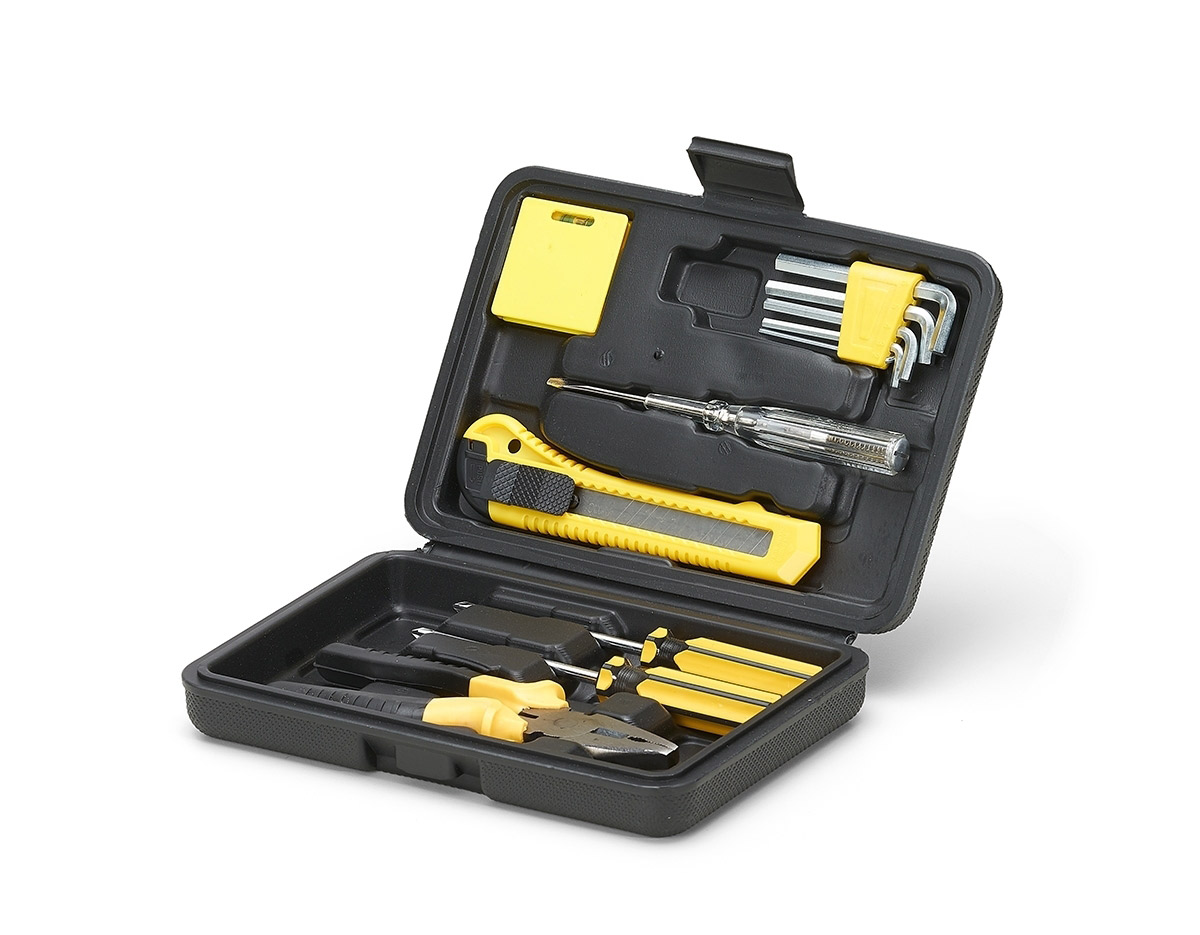 Kit ferramenta 11 peças em estojo plástico. Maleta plástica com detalhe retangular no centro frontal e verso com o detalhe na lateral inferior, possui texturização no estojo e uma trava superior. Acompanha: conjunto de 5 chaves Allen, fita métrica de 1 metro, chave teste, estilete, chave Philips, chave de fenda e alicate.