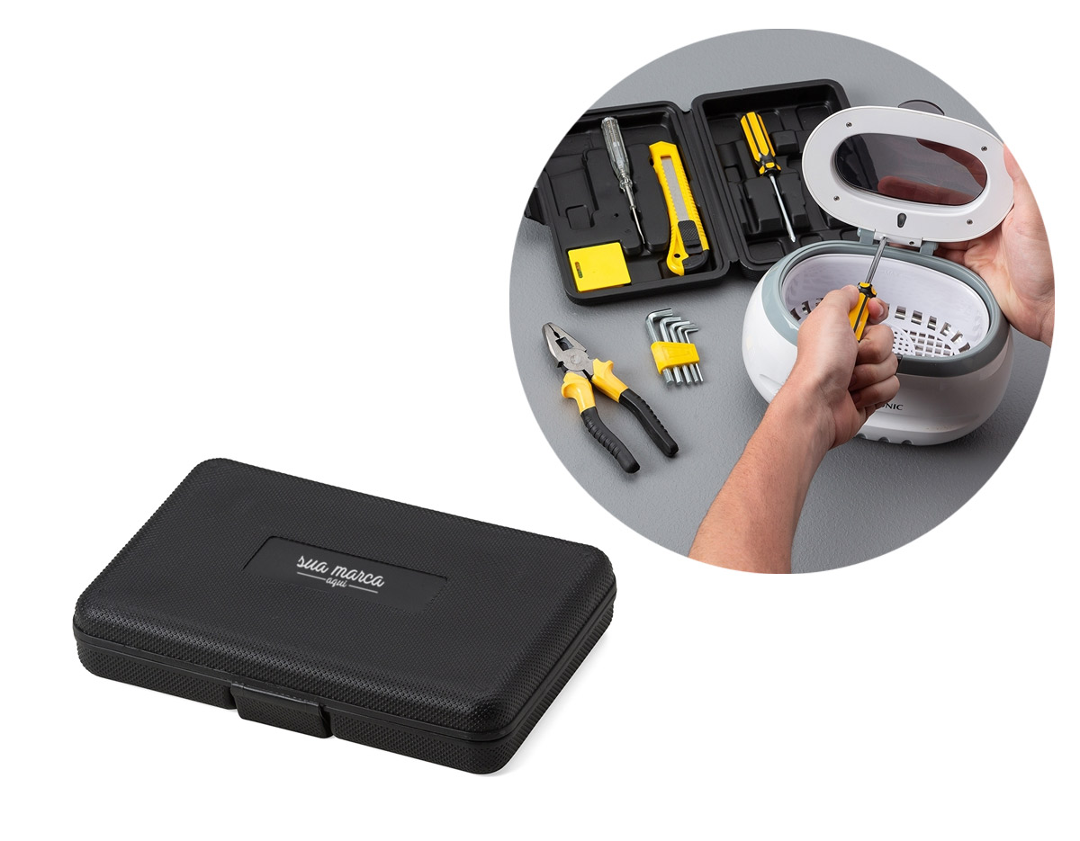 Kit ferramenta 11 peças em estojo plástico. Maleta plástica com detalhe retangular no centro frontal e verso com o detalhe na lateral inferior, possui texturização no estojo e uma trava superior. Acompanha: conjunto de 5 chaves Allen, fita métrica de 1 metro, chave teste, estilete, chave Philips, chave de fenda e alicate.