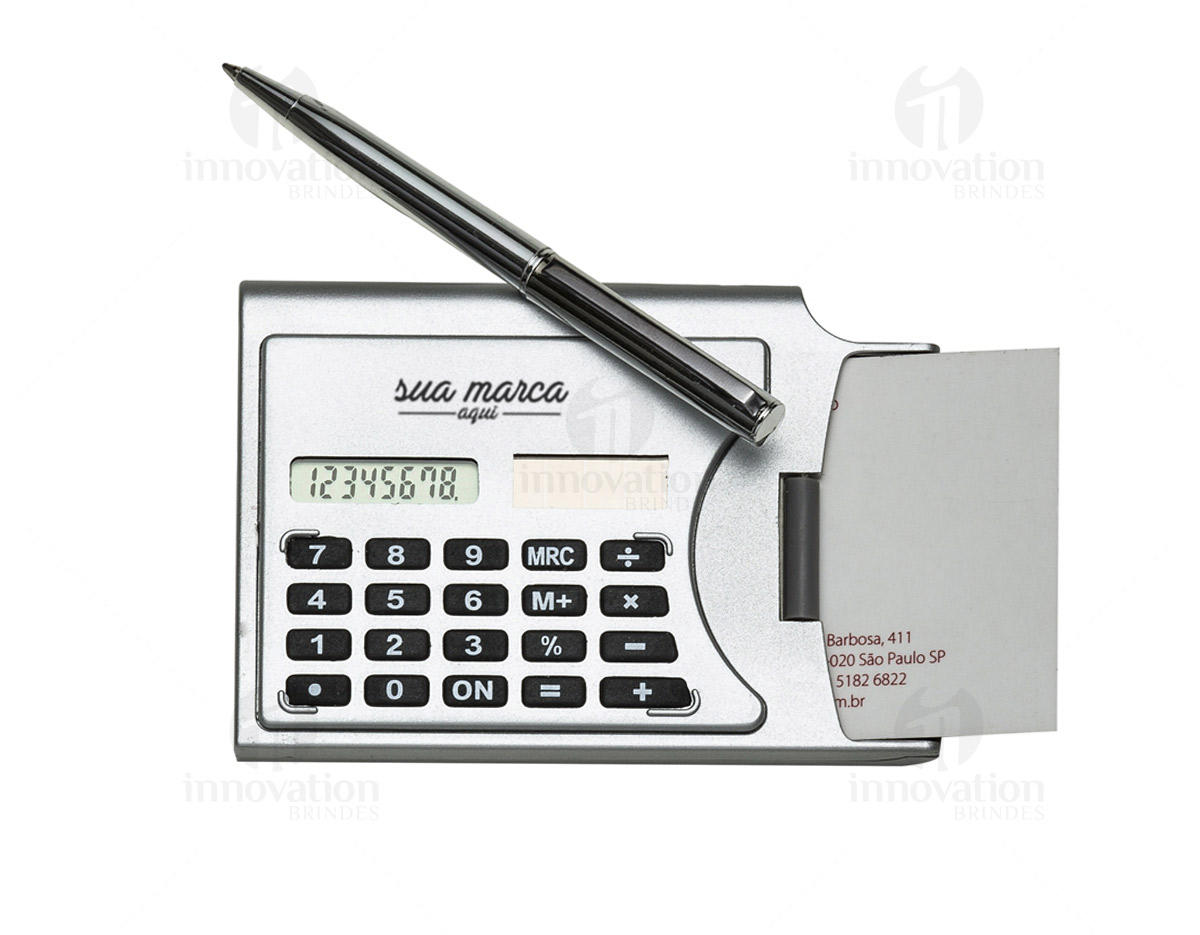 Calculadora plástica de 8 dígitos com porta cartão lateral. Acompanha caneta plástica prata com clip de metal na parte superior. Calculadora solar.