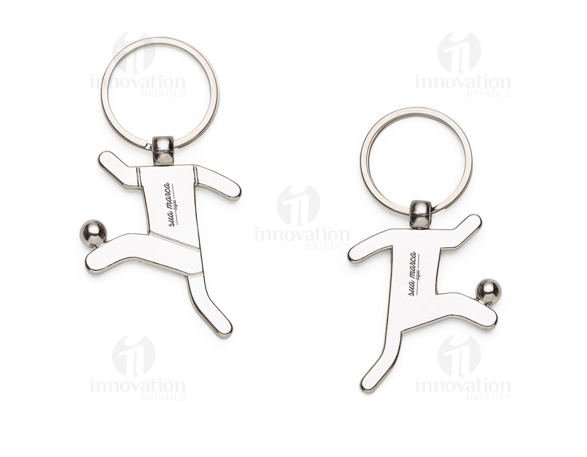 Chaveiro metal formato jogador de futebol, frente com detalhes simulando um uniforme e verso liso. "Cabeça" do chaveiro giratória.