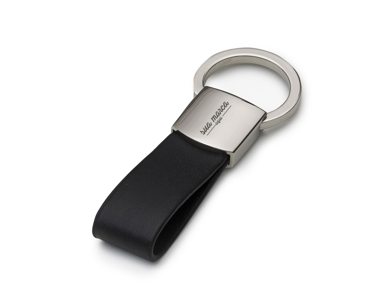 Chaveiro de metal com couro sintético e argola giratória, para utilizá-la basta levantá-la e rotacionar. Metal frente lisa e verso com um parafuso inferior.