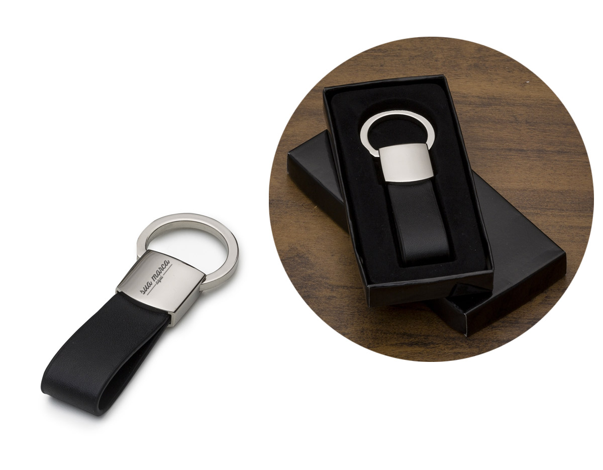 Chaveiro de metal com couro sintético e argola giratória, para utilizá-la basta levantá-la e rotacionar. Metal frente lisa e verso com um parafuso inferior.
