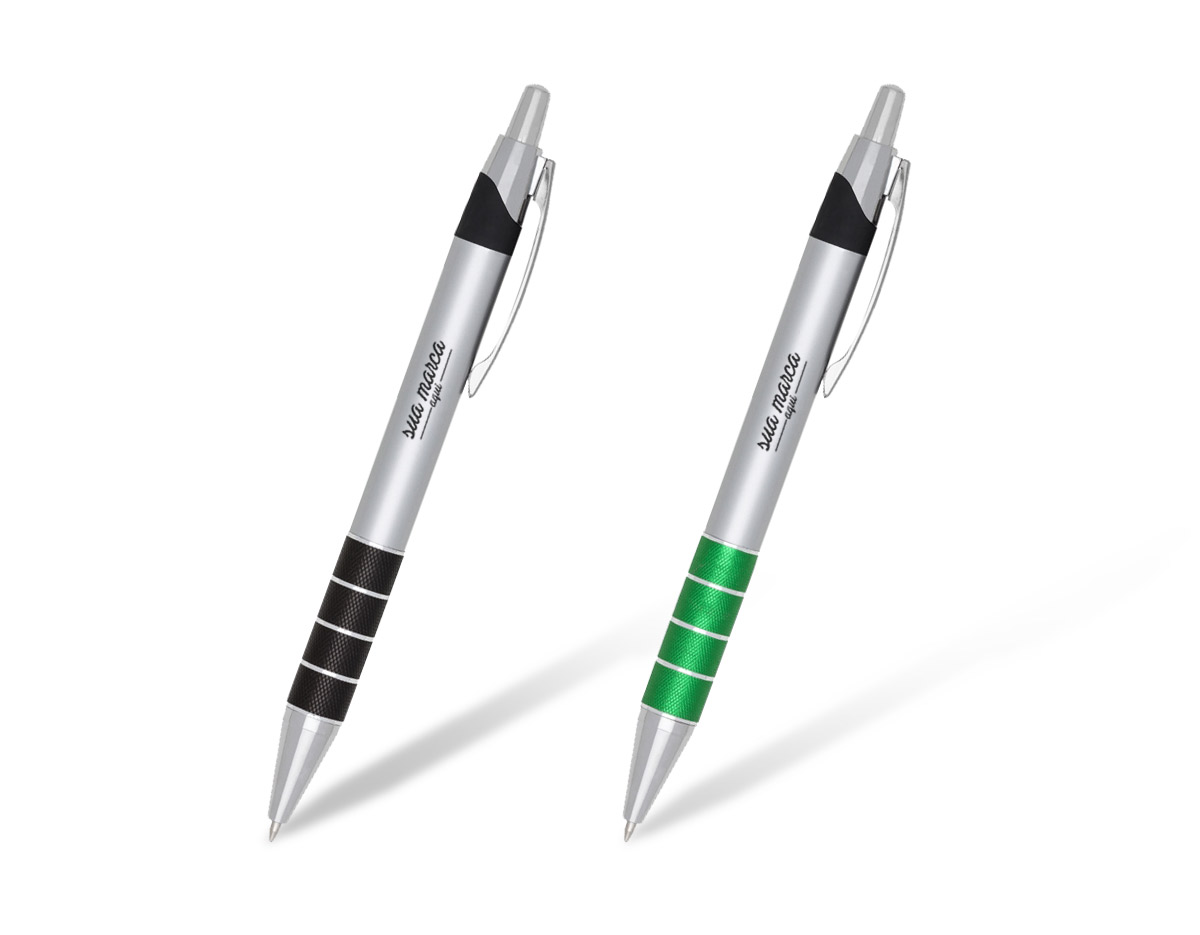 Caneta plástica prata com detalhes coloridos. Possui clip de metal e ao lado design com detalhe preto, quatro anéis coloridos com relevo, aciona por clique.