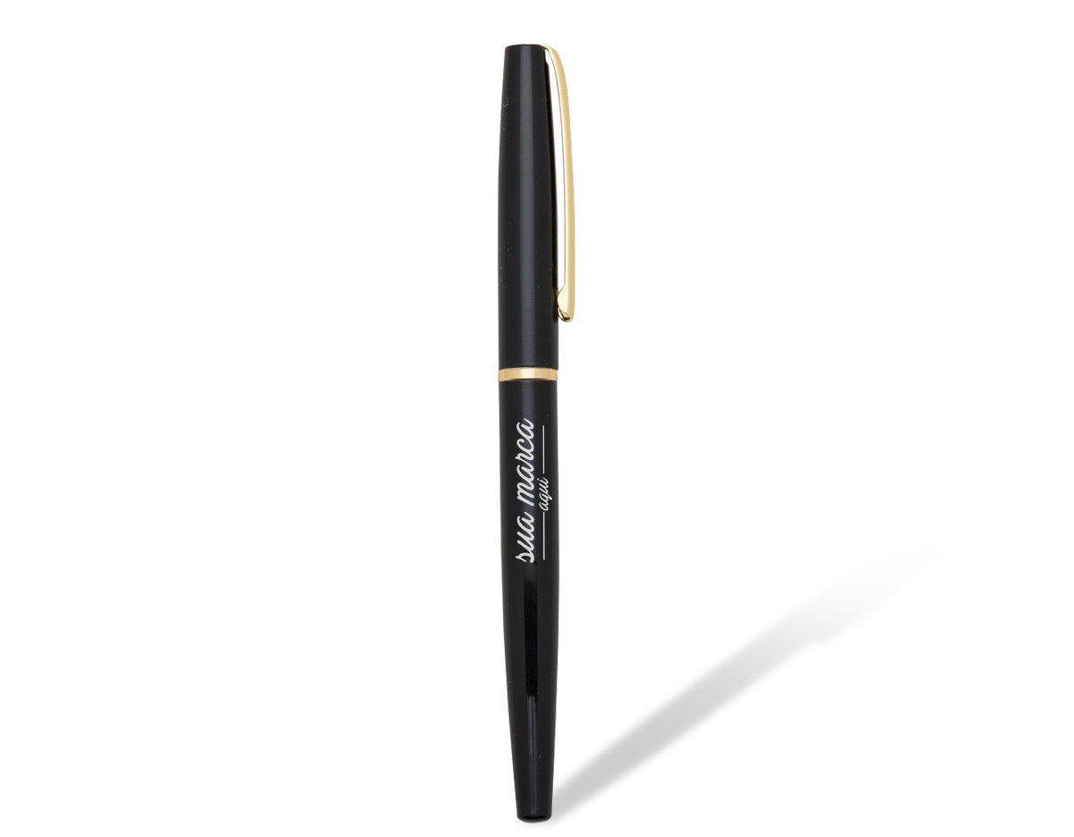 Caneta roller de metal com clip e anel central dourado. Basta tirar a tampa para uso.