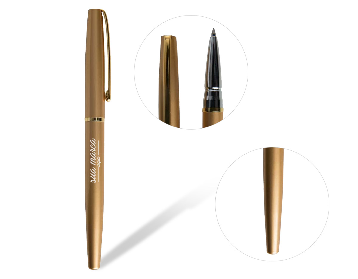 Caneta roller de metal com clip e anel central dourado. Basta tirar a tampa para uso.