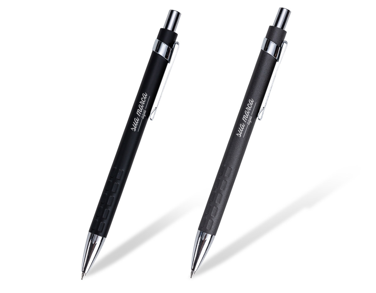 Caneta metal com detalhes retangulares na parte inferior em relevo. Corpo colorido com pintura fosca, acionador e clip prata espelhado, aciona por clique