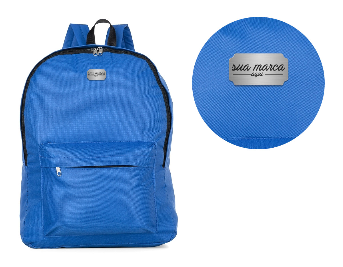 Mochila de nylon, possui um grande compartimento superior e bolso frontal. Alça superior de nylon e alças ajustáveis para as costas.
